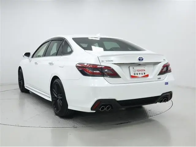 Toyota Crown Hybrid 2022 photo 2