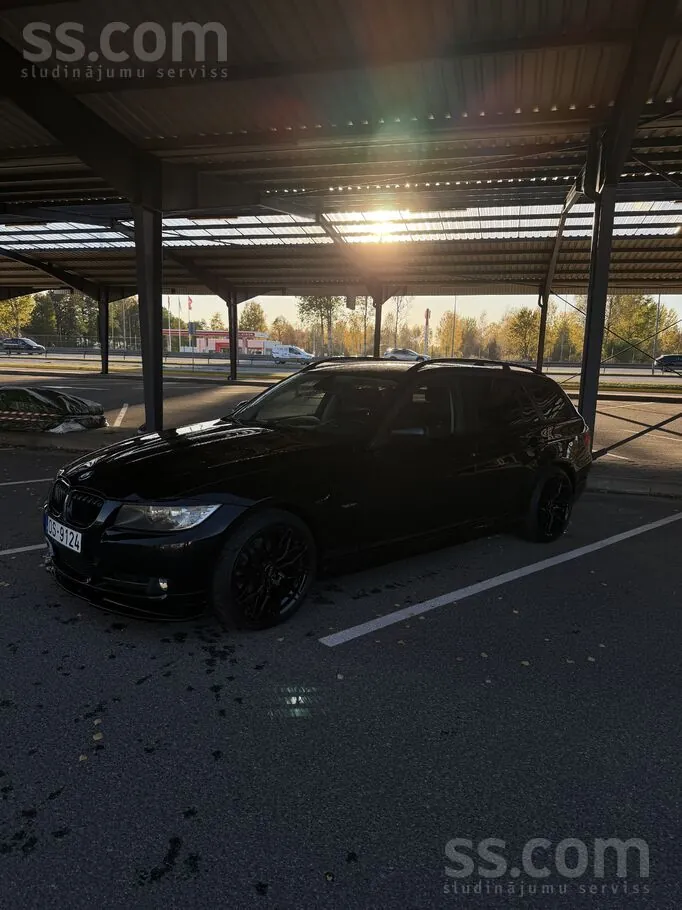 BMW 318 2009 photo 2