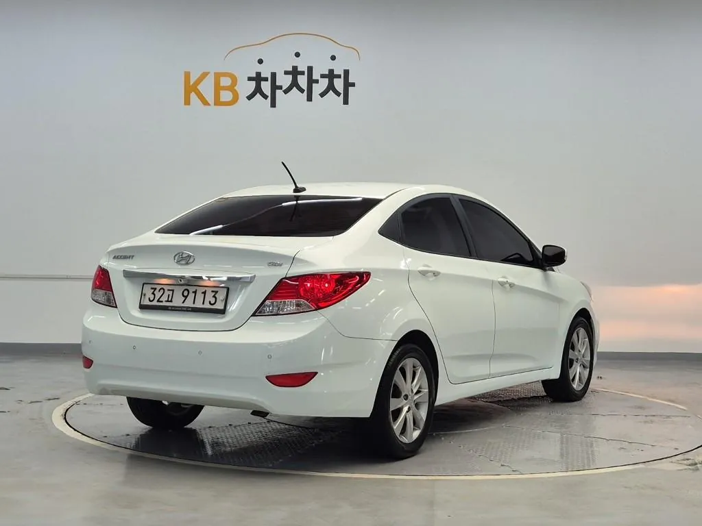 Hyundai Accent 2012 photo 3