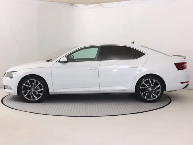 Skoda Superb 2016 photo 2