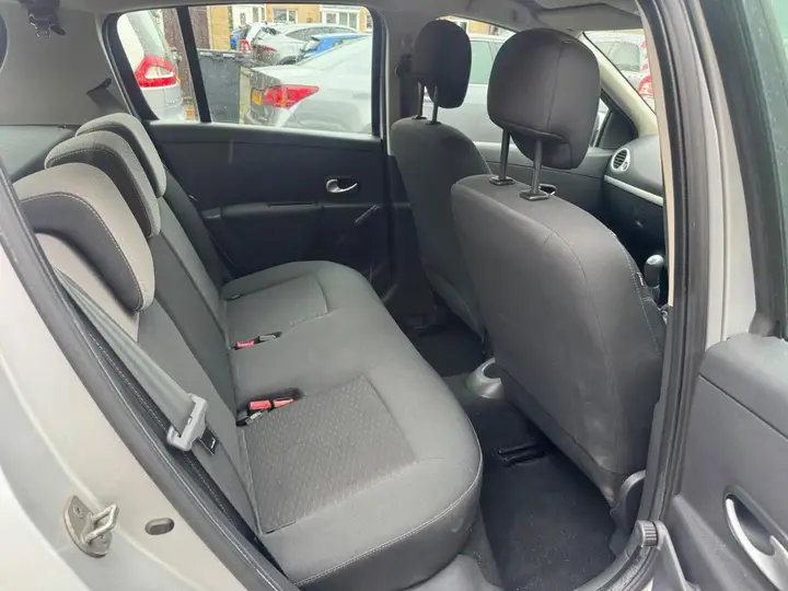 Renault Clio 2010 photo 3