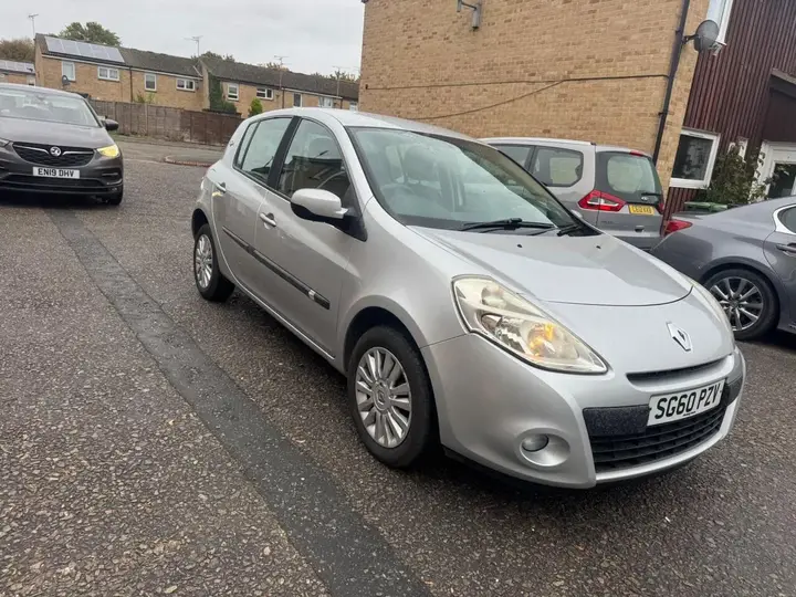 Renault Clio 2010 photo 2