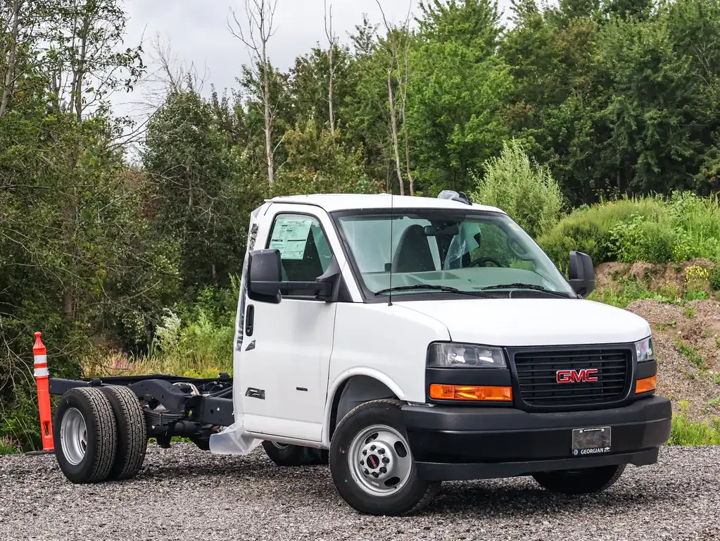 GMC Savana 2024 photo 2
