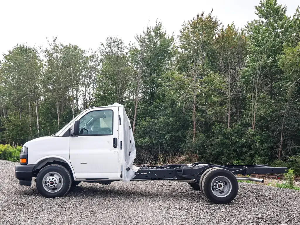 GMC Savana 2024 photo 3