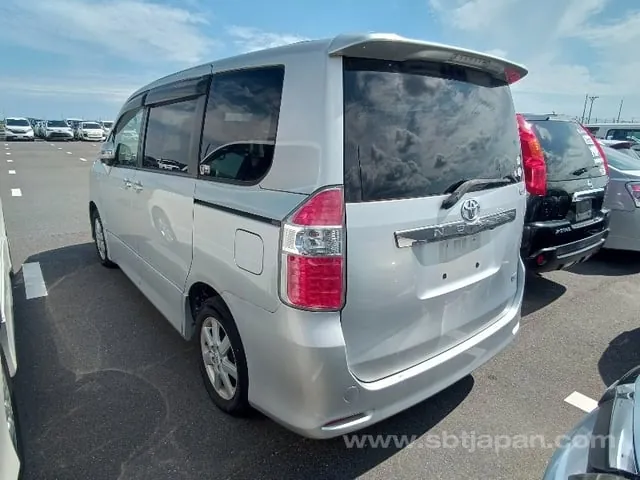 Toyota Noah 2007 photo 3