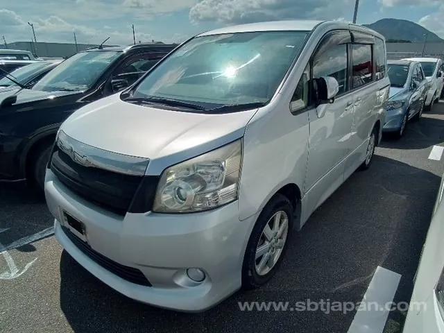 Toyota Noah 2007 photo 2
