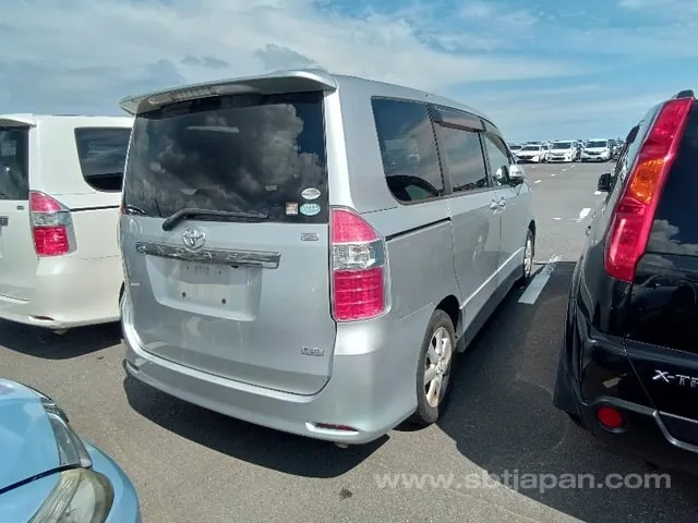 Toyota Noah 2007 photo 4