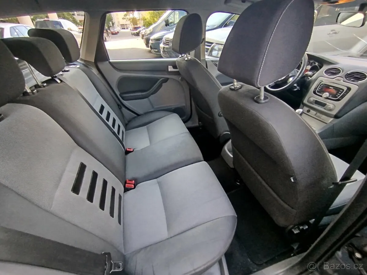 Ford Focus Combi 2010 photo 2