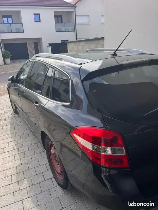 Renault Laguna 2009 photo 2
