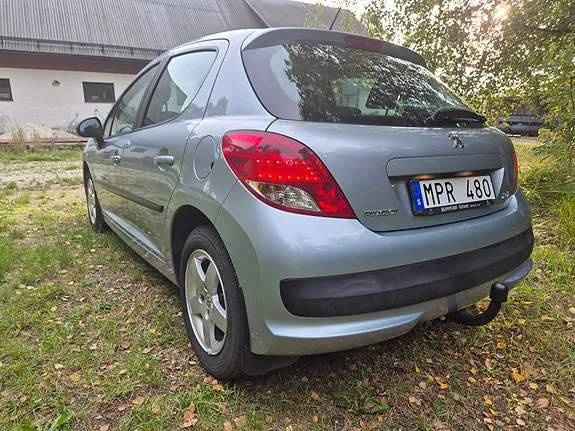 Peugeot 207 2010 photo 3