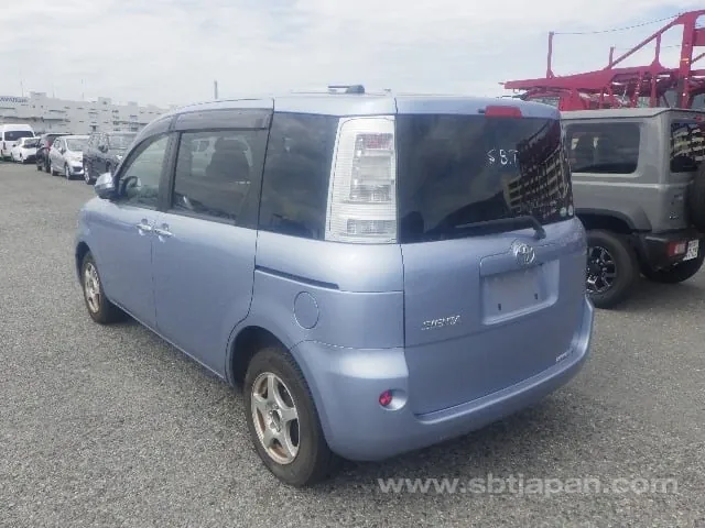 Toyota Sienta 2013 photo 3