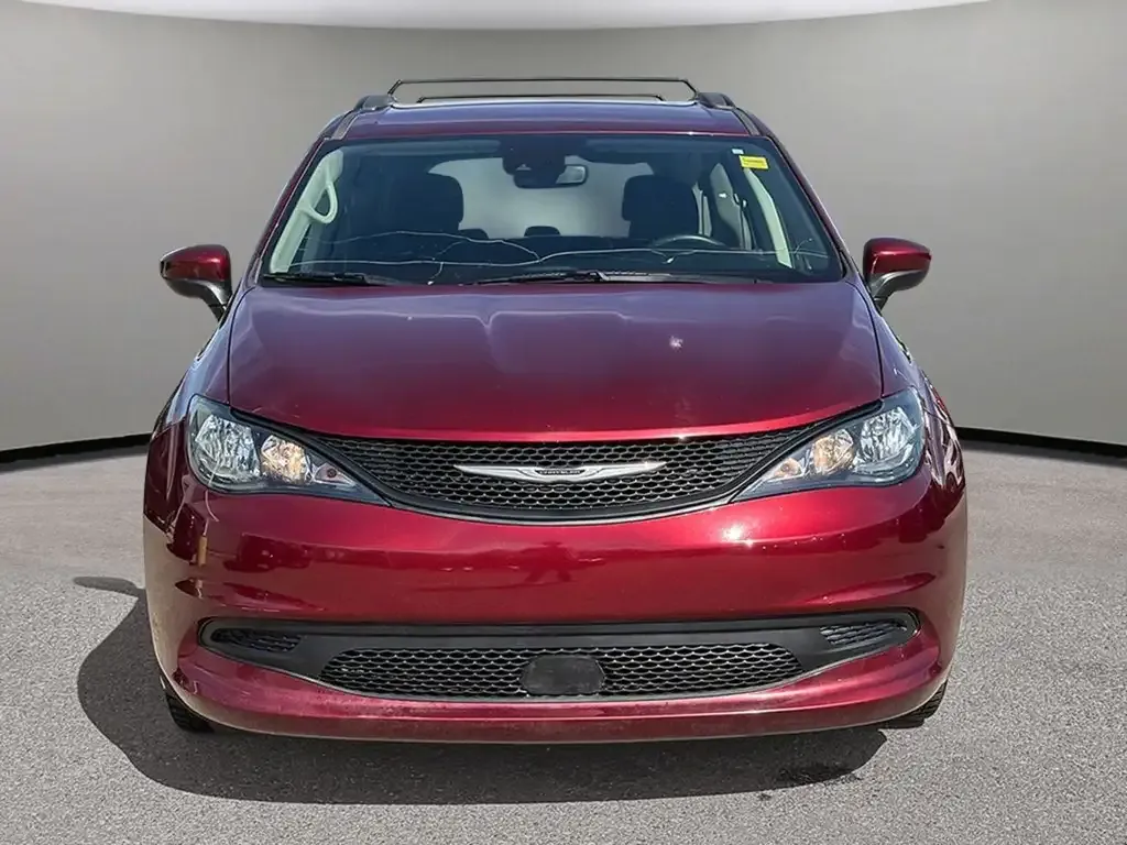 Chrysler Grand Caravan 2022 photo 2