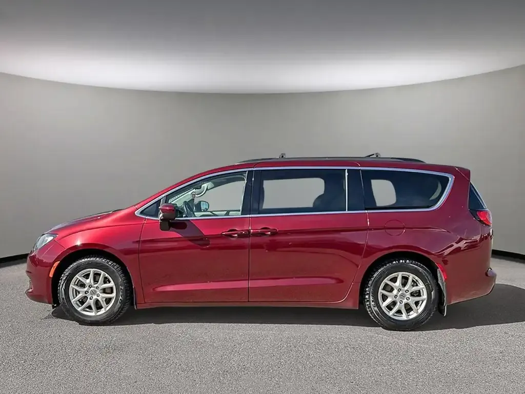 Chrysler Grand Caravan 2022 photo 3