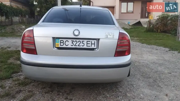 Skoda Superb 2002 photo 4
