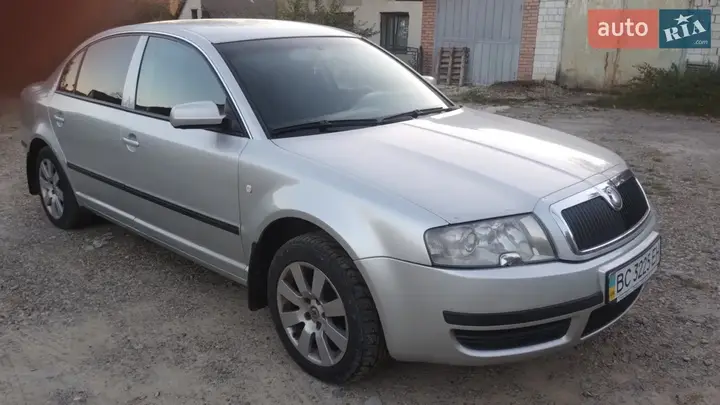 Skoda Superb 2002 photo 2