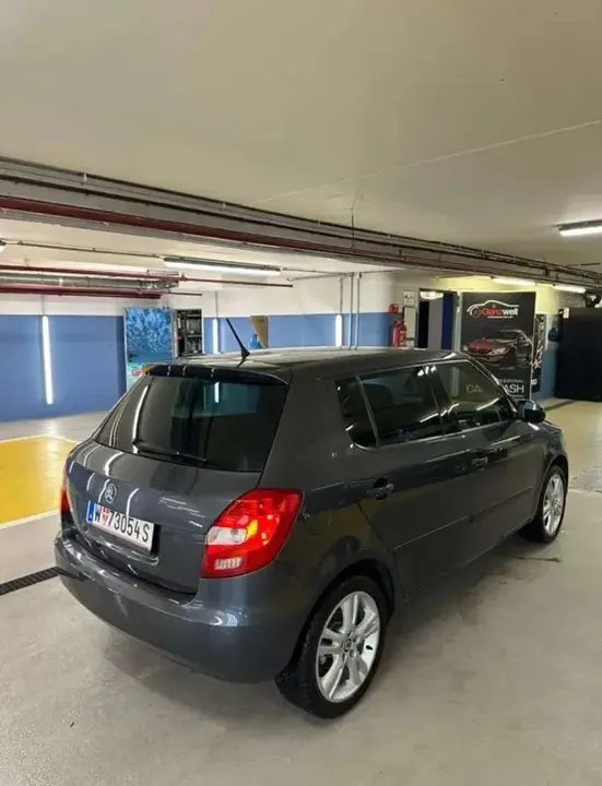 Skoda Fabia 2011 photo 2