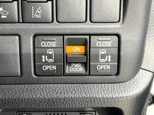 Toyota Noah 2016 photo 5