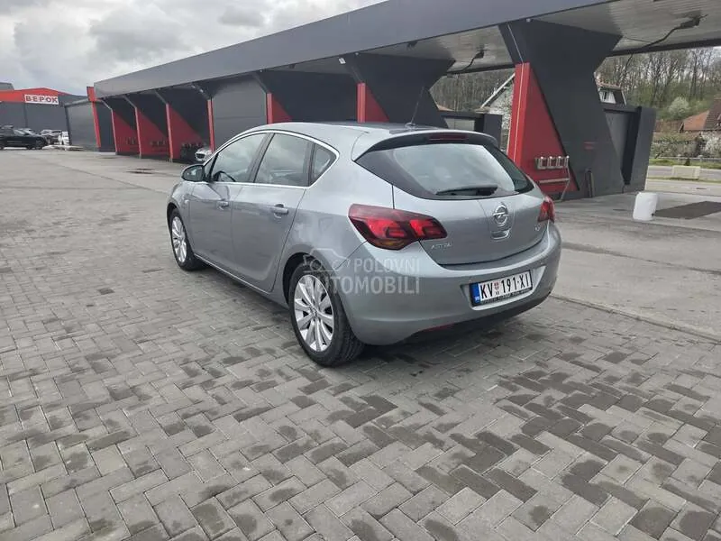 Opel Astra J 2011 photo 4