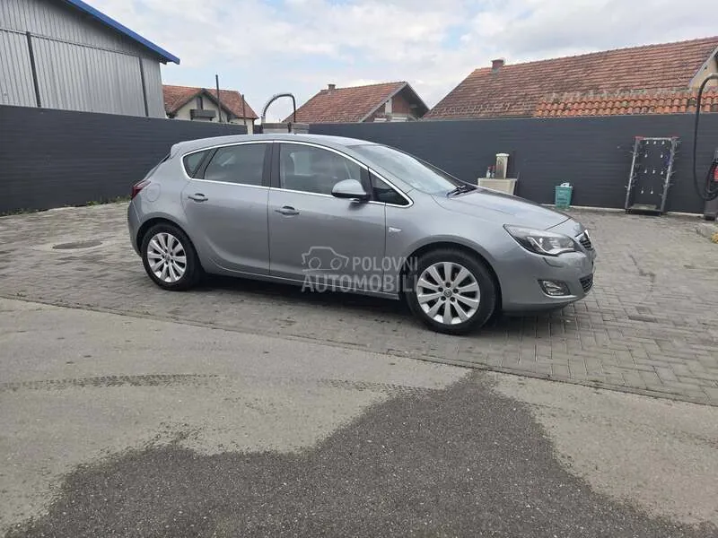 Opel Astra J 2011 photo 3
