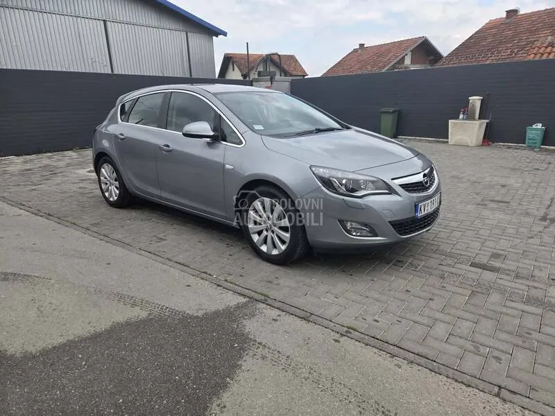 Opel Astra J 2011 photo 2