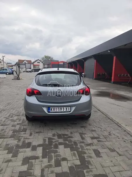 Opel Astra J 2011 photo 5