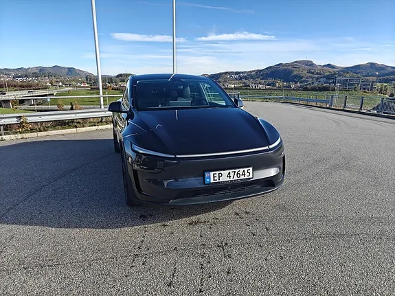 Tesla Model Y 2026 photo 2