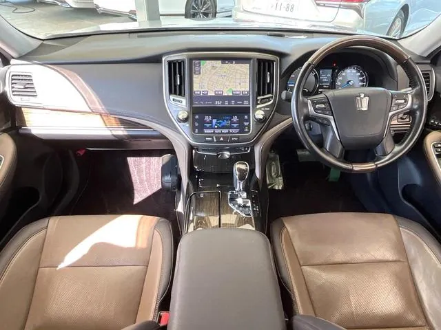 Toyota Crown Majesta 2016 photo 2