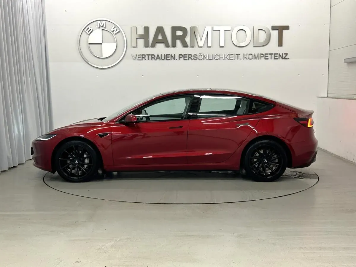 Tesla Model 3 2023 photo 3