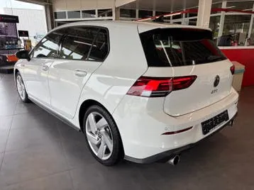Volkswagen Golf 2024 photo 2