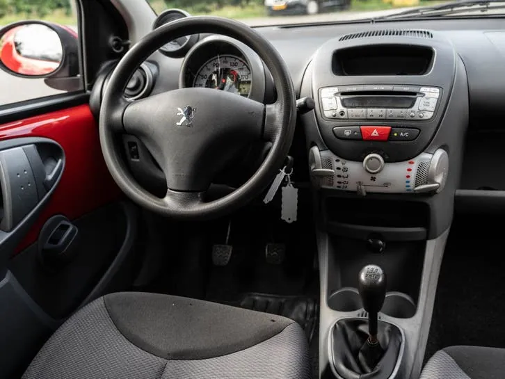 Peugeot 107 2011 photo 2