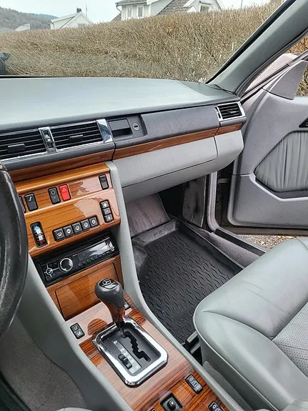 Mercedes-Benz E-Class 1992 photo 2