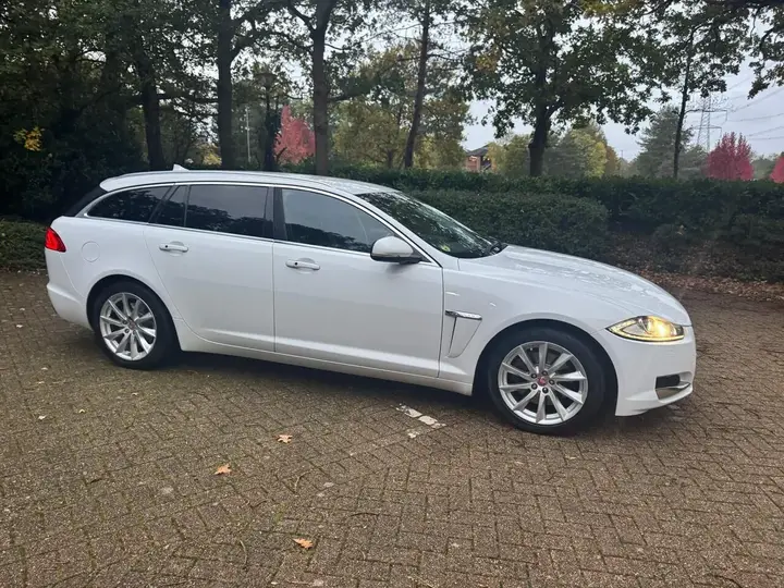 Jaguar Xf 2015 photo 2