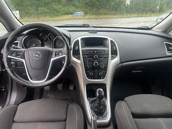 Opel Astra 2011 photo 4