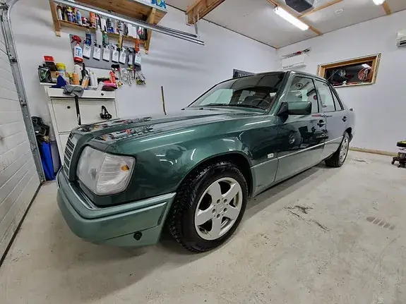Mercedes-Benz E 200 1994 photo 2