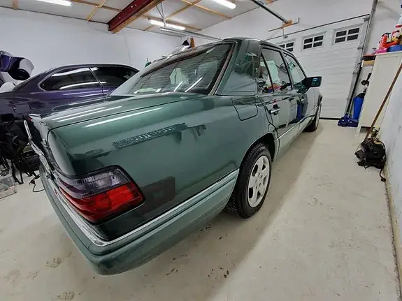 Mercedes-Benz E 200 1994 photo 3