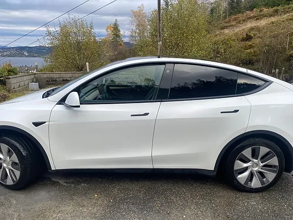 Tesla Model Y 2023 photo 2