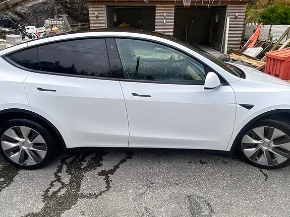 Tesla Model Y 2023 photo 3