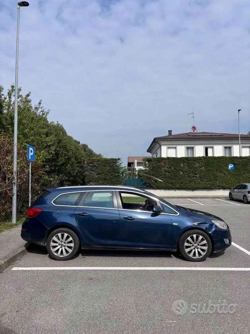 Opel Astra 2011 photo 4