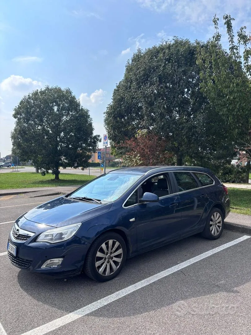 Opel Astra 2011 photo 3
