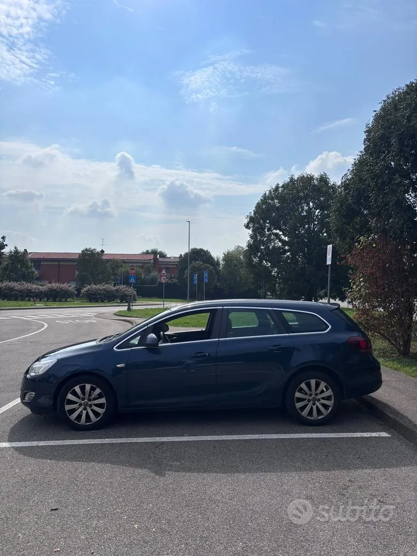 Opel Astra 2011 photo 5