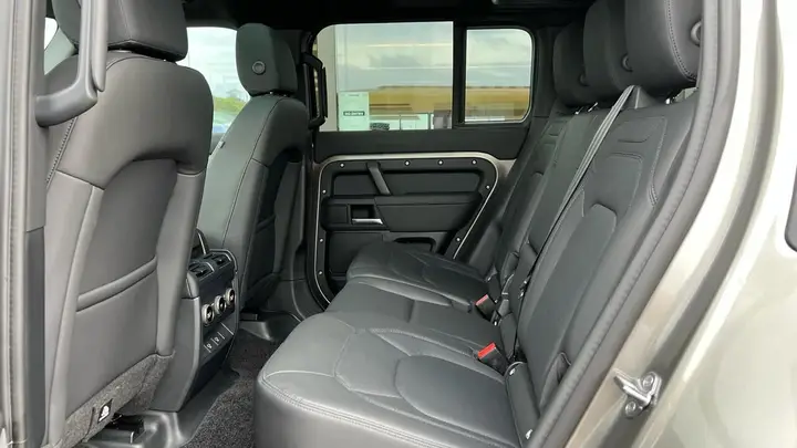 Land Rover Defender 110 2024 photo 4