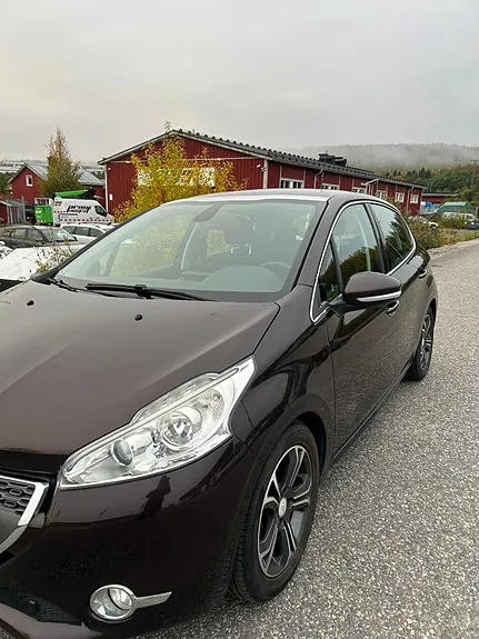 Peugeot 208 2012 photo 2