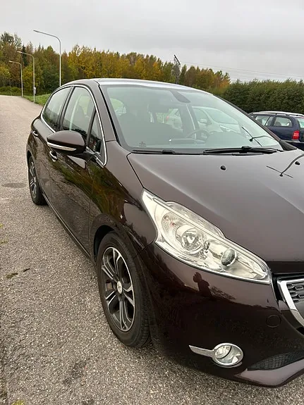 Peugeot 208 2012 photo 3