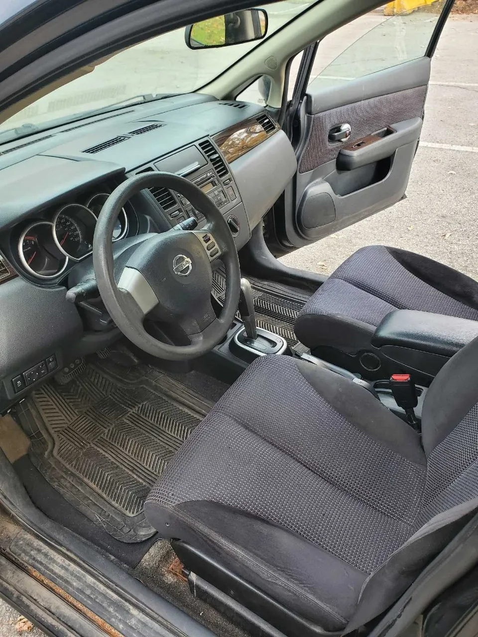 Nissan Versa 2010 photo 3