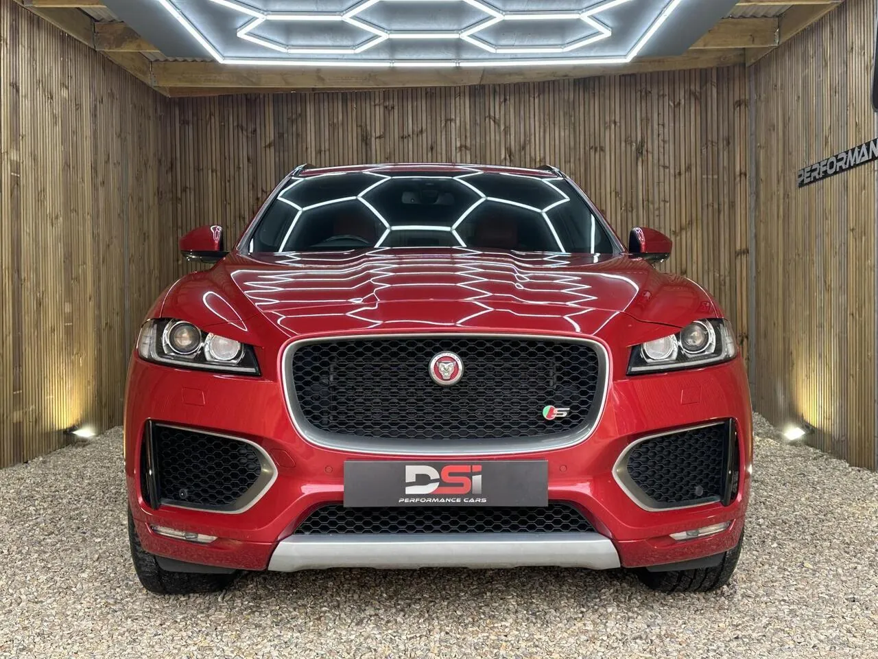 Jaguar F-Pace 2017 photo 2