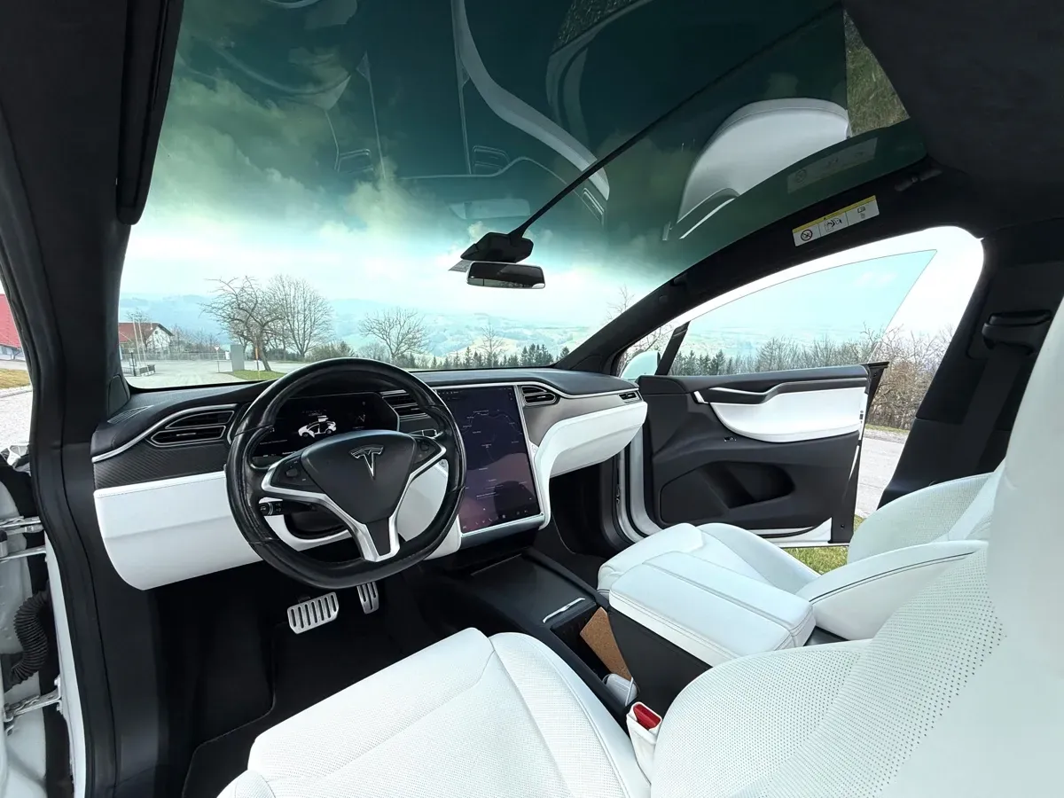 Tesla Model X 2016 photo 2
