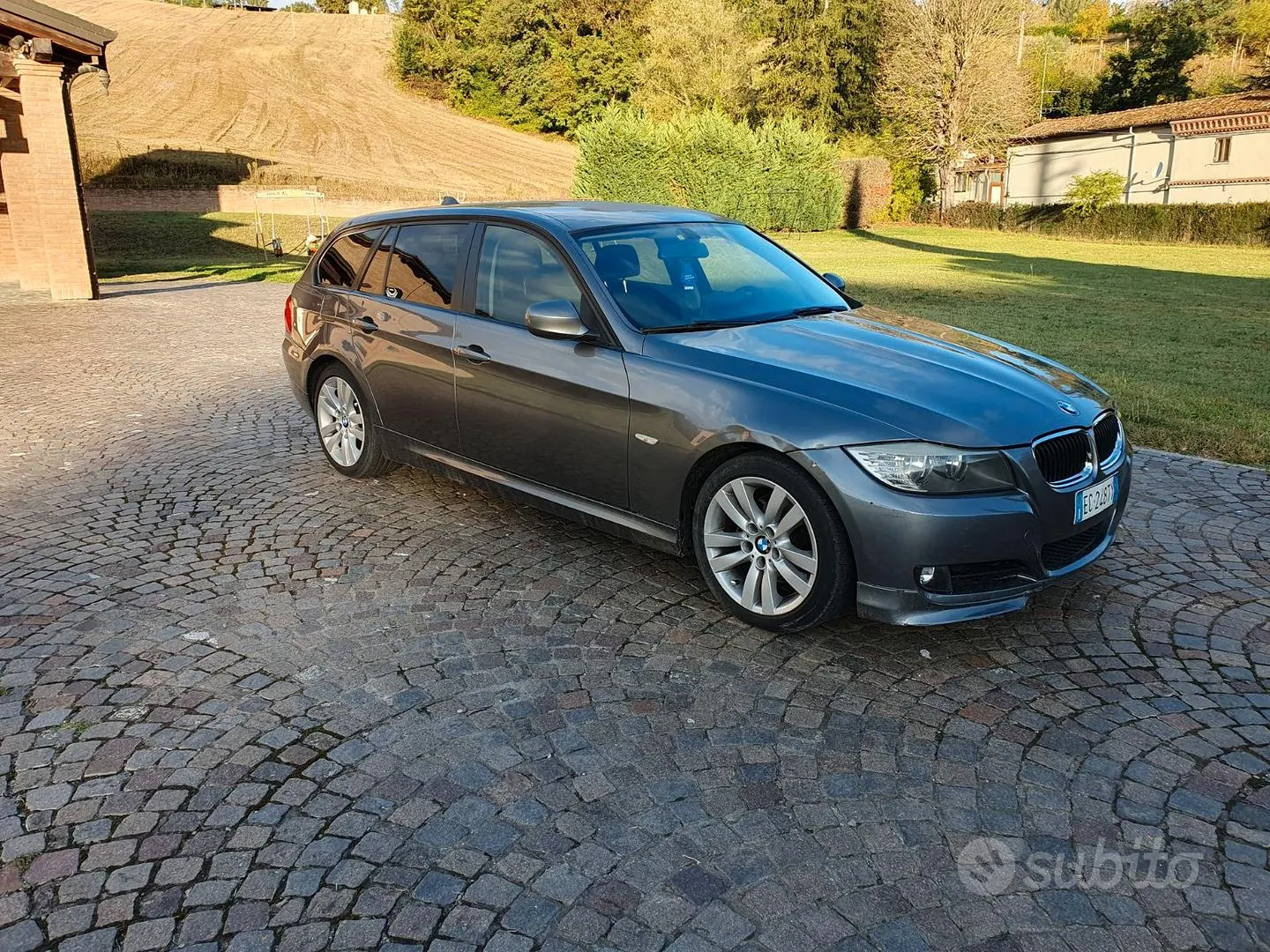 BMW 320 2010 photo 2