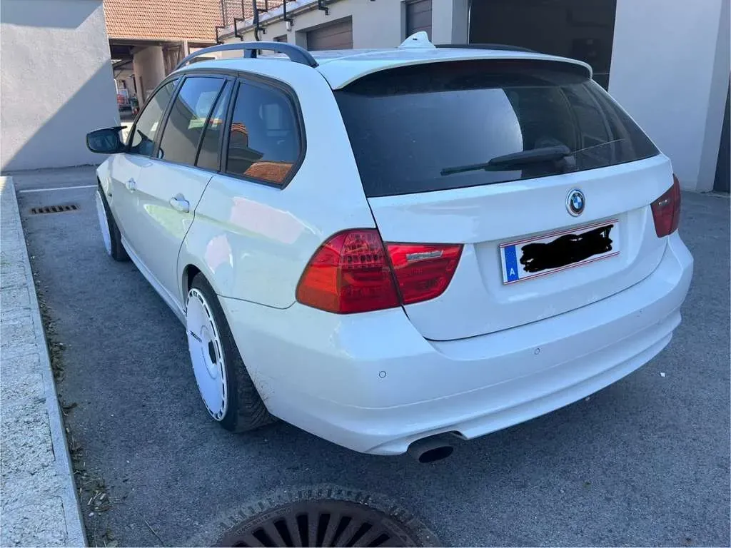 BMW 3 Series 2010 photo 2