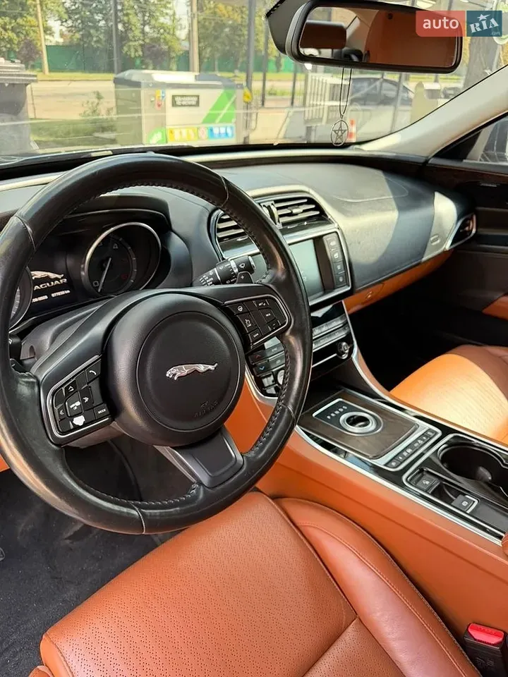 Jaguar Xe 2015 photo 5