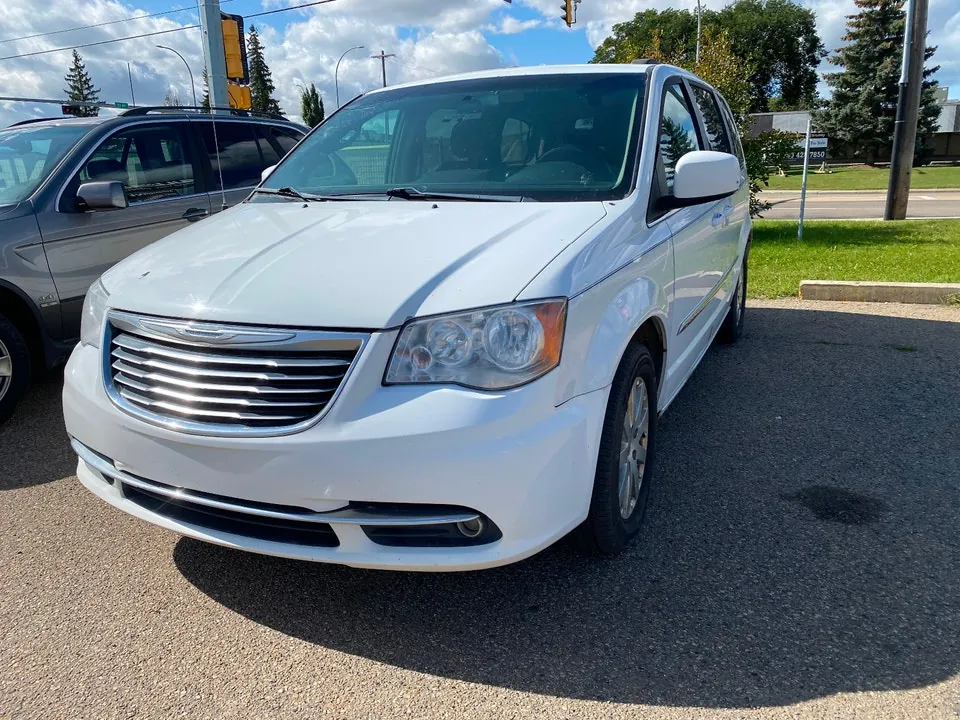 Chrysler Town & Country 2015 photo 3